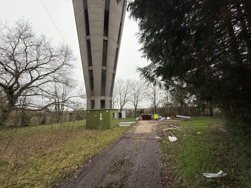 Lot: 36 - FREEHOLD DISUSED WATER TOWER AND TELEPHONE MAST INVESTMENT WITH PLANNING PERMISSION FOR TWO HOUSES - Overview shot of land surrounding